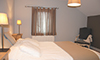 CST: Chambre avec un lit double, commode, 2 tables de chevet & siège